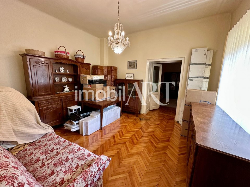 Casa centru , 2 camere .