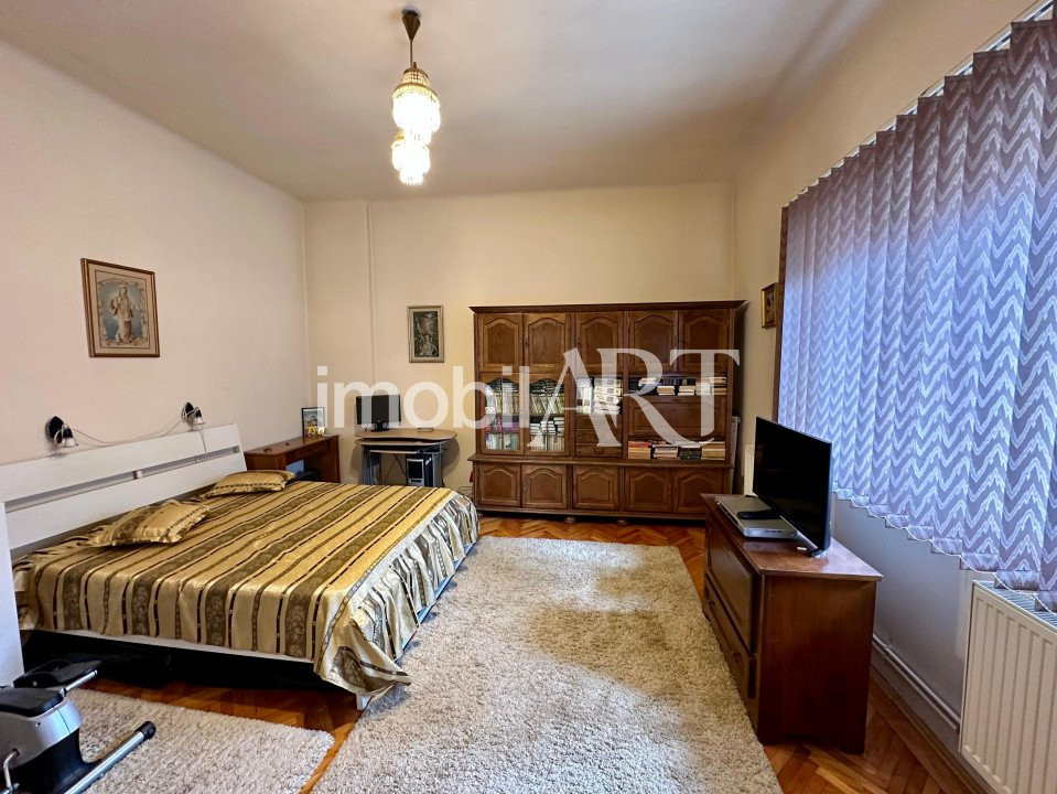 Casa centru , 2 camere .