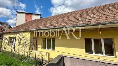 Casa centru , 2 camere .
