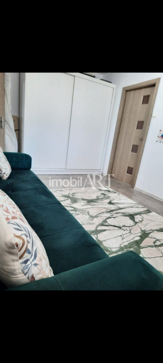 Apartament de 2 camere cu balcon si loc de parcare .