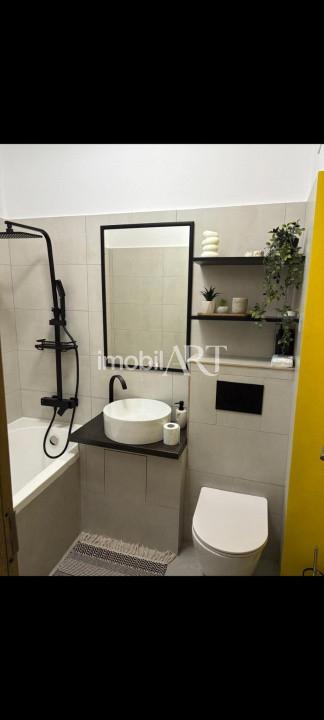 Apartament de 2 camere cu balcon si loc de parcare .