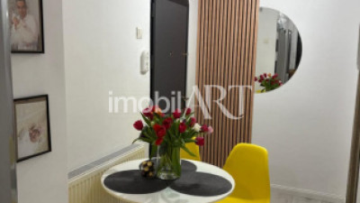 Apartament de 2 camere cu balcon si loc de parcare .