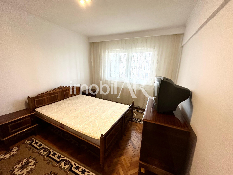 Apartament de 3 camere ,decomandat, balcon , loc de paracre .