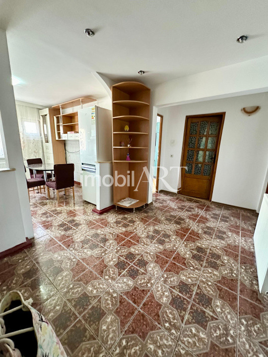 Apartament de 3 camere ,decomandat, balcon , loc de paracre .