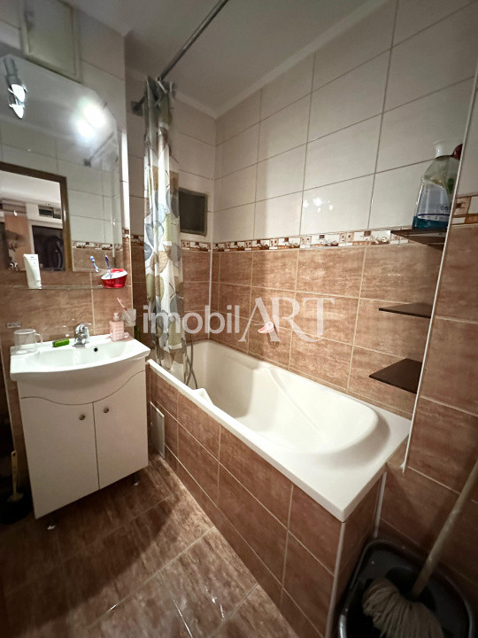 Apartament de 3 camere ,decomandat, balcon , loc de paracre .