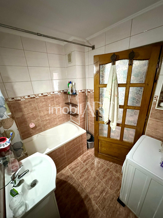 Apartament de 3 camere ,decomandat, balcon , loc de paracre .