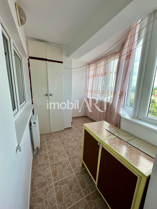 Apartament de 3 camere ,decomandat, balcon , loc de paracre .