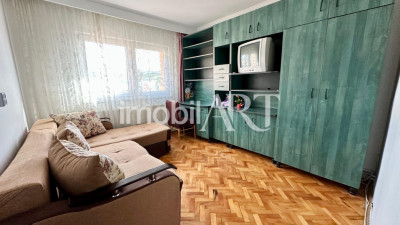 Apartament de 3 camere ,decomandat, balcon , loc de paracre .