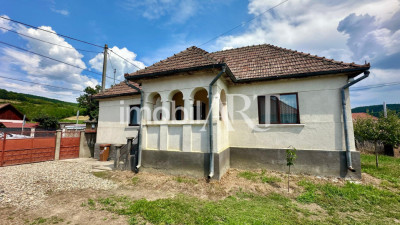 Casă 75 mp în Șoncutu Mic, cu 15 ari grădină – 2 camere, utilități, acces asfalt