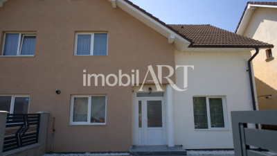 Casă tip duplex cu finisaje premium și curte proprie – disponibilă acum!