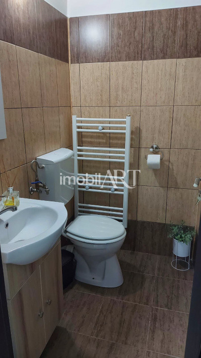 Apartament 3 camere, 2 băi, parter, Strada Crangului .