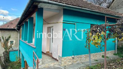 🏡 Casă în zona centrală – 52 mp + demisol, curte 200 mp – Dej