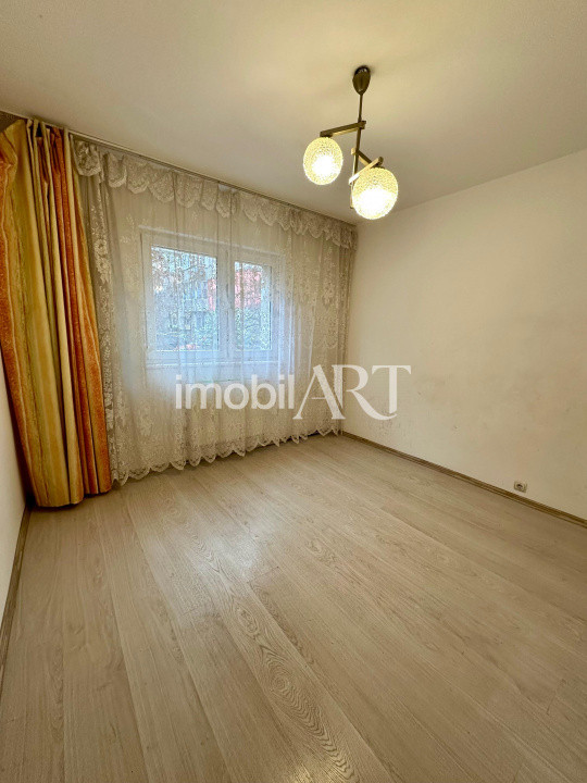 Apartament 4 camere ,etaj 1, garaj 
