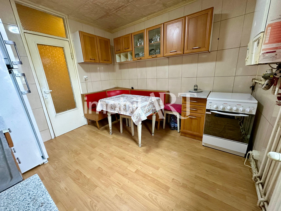 Apartament 4 camere ,etaj 1, garaj 