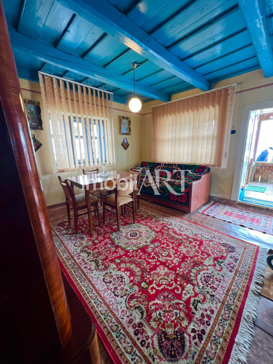 Casă rustică de vacanță cu teren generos de 2.200 mp,  multiple anexe renovate