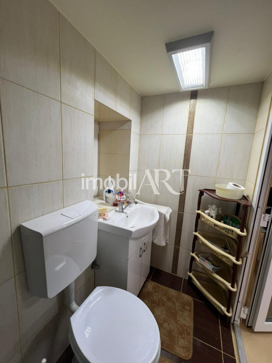 Casă rustică de vacanță cu teren generos de 2.200 mp,  multiple anexe renovate