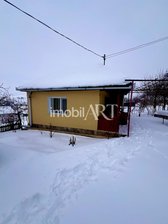 Casă rustică de vacanță cu teren generos de 2.200 mp,  multiple anexe renovate