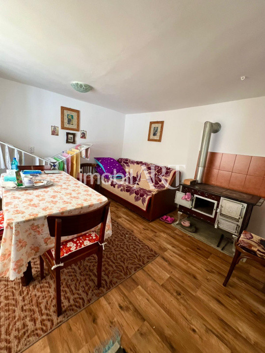 Casă rustică de vacanță cu teren generos de 2.200 mp,  multiple anexe renovate