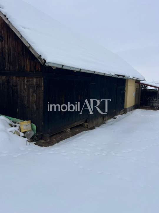 Casă rustică de vacanță cu teren generos de 2.200 mp,  multiple anexe renovate