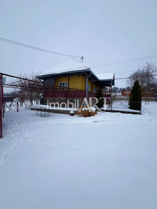 Casă rustică de vacanță cu teren generos de 2.200 mp,  multiple anexe renovate