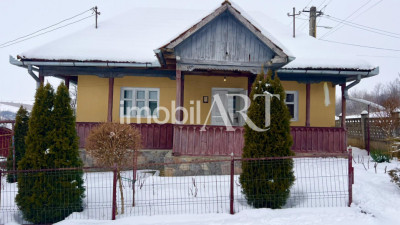 Casă rustică de vacanță cu teren generos de 2.200 mp,  multiple anexe renovate