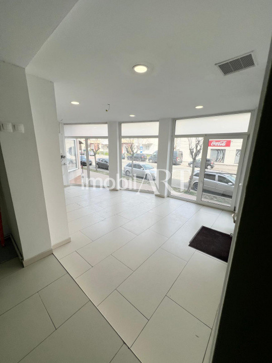 Spațiu comercial 70 mp | 2 intrări | Zonă circulată | Vitrină mare