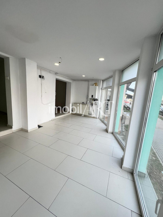Spațiu comercial 70 mp | 2 intrări | Zonă circulată | Vitrină mare