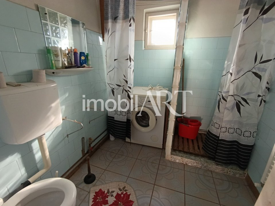 Casa cu gradina si garaj , zona linistita .