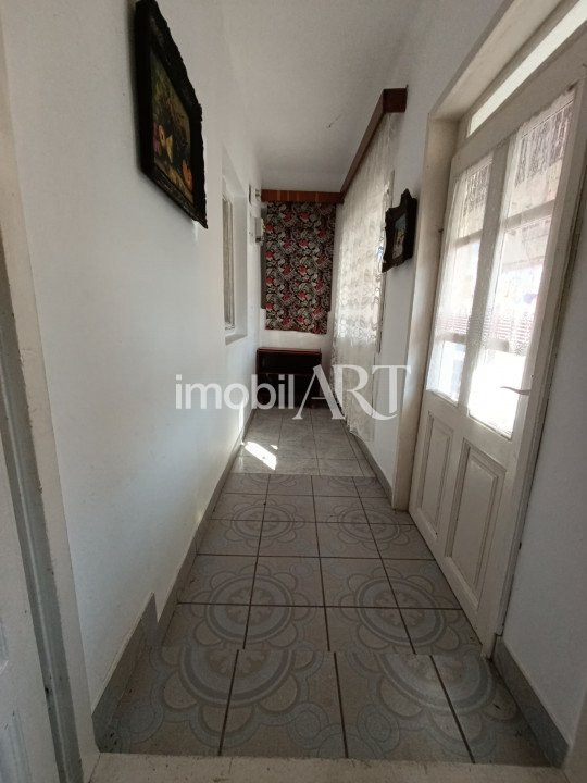 Casa cu gradina si garaj , zona linistita .