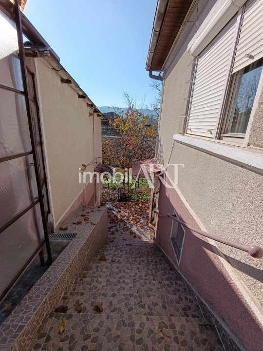 Casa cu gradina si garaj , zona linistita .