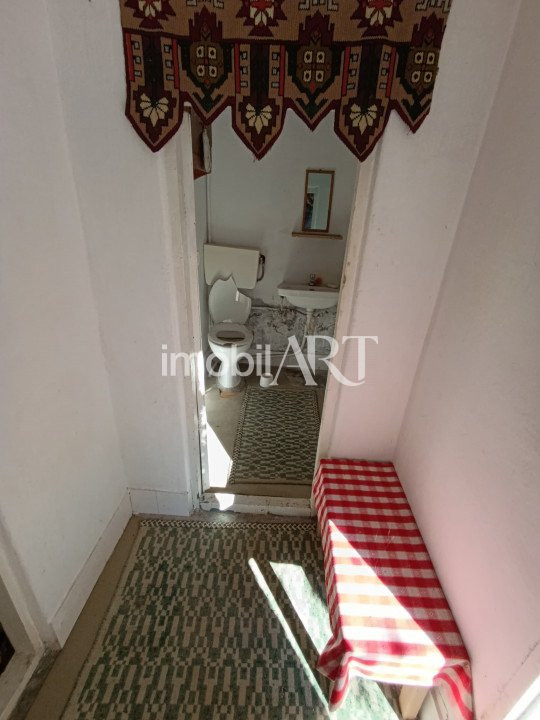 Casa cu gradina si garaj , zona linistita .