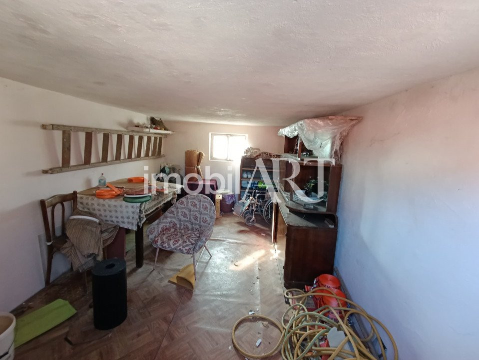 Casa cu gradina si garaj , zona linistita .