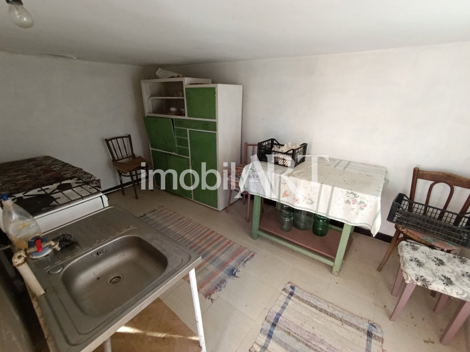 Casa cu gradina si garaj , zona linistita .