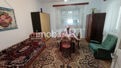 Casa cu gradina si garaj , zona linistita .