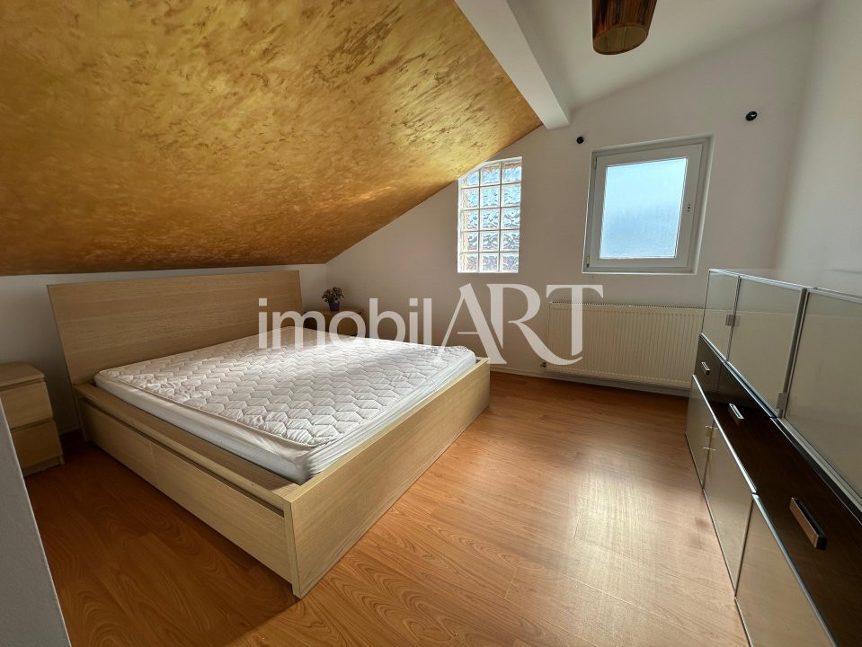Apartament 3 camere  , etaj 2 , zona centrala .