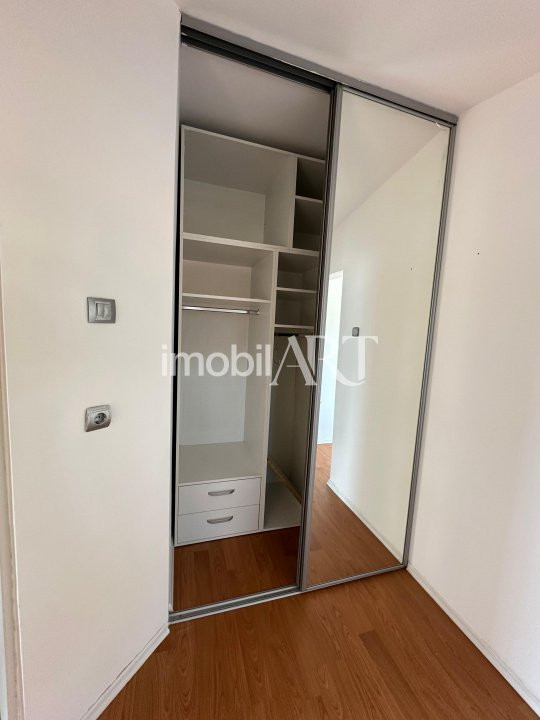 Apartament 3 camere  , etaj 2 , zona centrala .