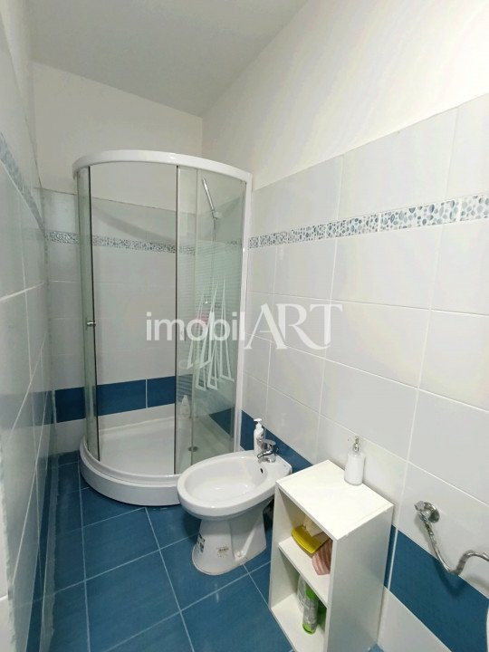 Garsoniera cu balcon , bloc cu lift.