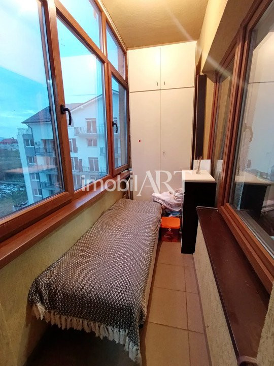 Garsoniera cu balcon , bloc cu lift.