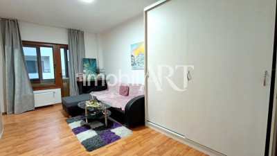 Garsoniera cu balcon , bloc cu lift.