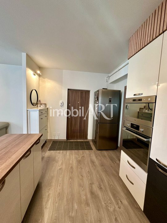 Apartament 4 camere , parcare , zona centrala .