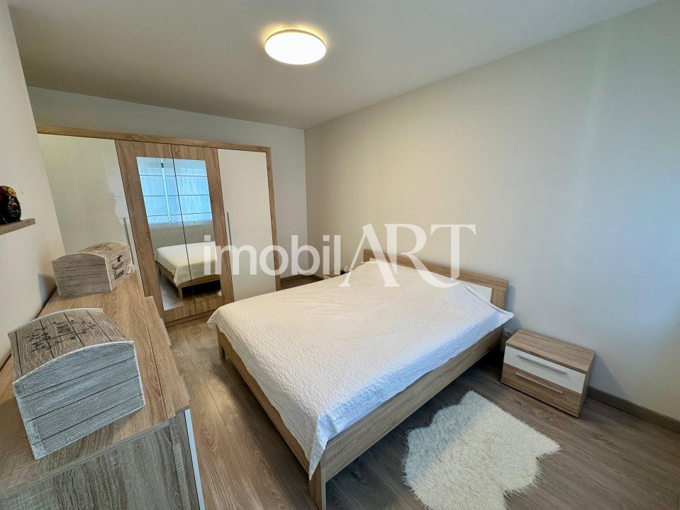 Apartament 4 camere , parcare , zona centrala .