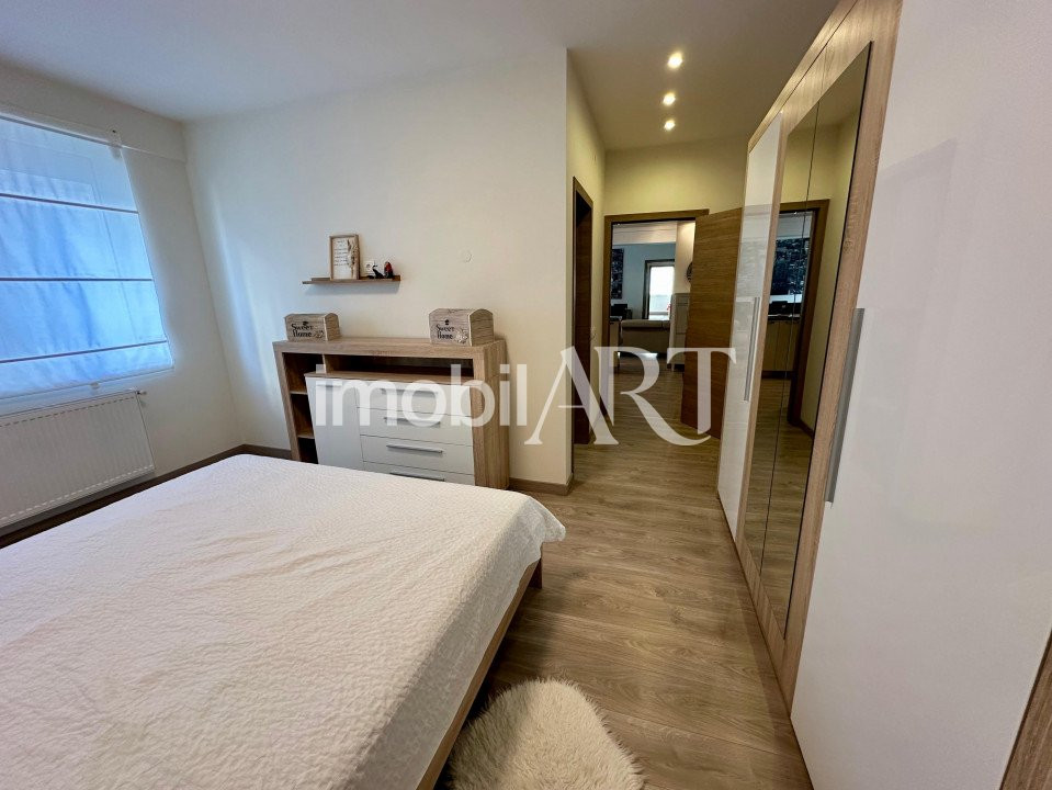 Apartament 4 camere , parcare , zona centrala .