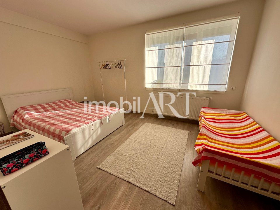 Apartament 4 camere , parcare , zona centrala .