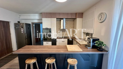 Apartament 4 camere , parcare , zona centrala .